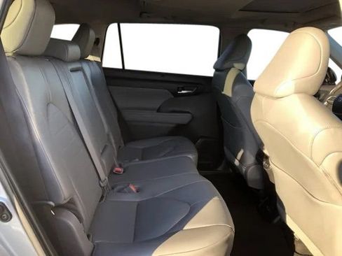 Used 2023 Toyota Highlander XLE FWD image 19