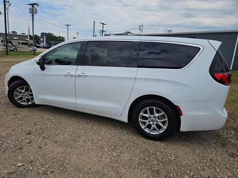 Used 2023 Chrysler Pacifica Touring-L FWD image 7