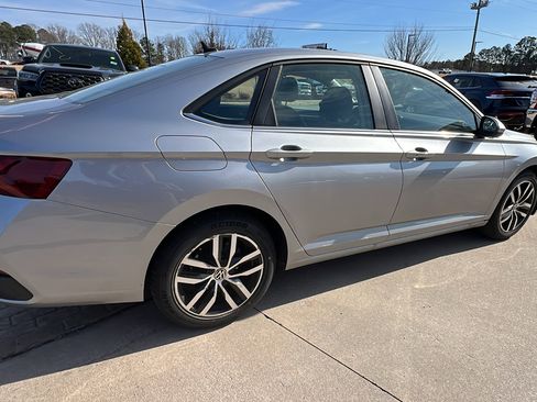 Used 2025 Volkswagen Jetta SE image 8