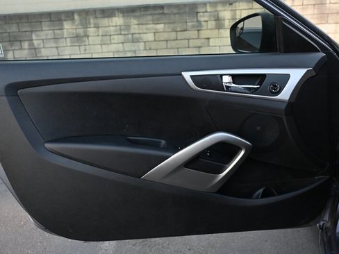 Used 2017 Hyundai Veloster image 12