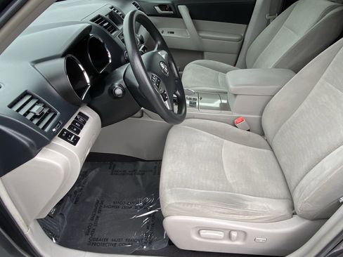 Used 2013 Toyota Highlander Plus FWD image 27