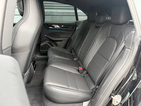 Certified 2025 Porsche Macan 4S Electric AWD/4WD image 19