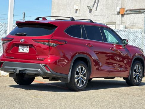 Used 2021 Toyota Highlander XLE AWD/4WD image 3