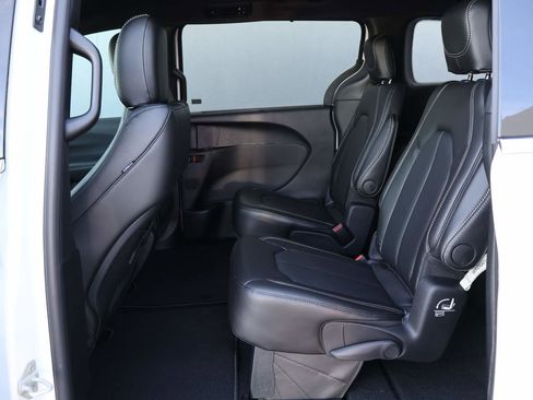 New 2026 Chrysler Pacifica Select FWD image 10