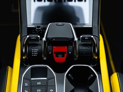 Used 2025 Lamborghini Urus SE AWD/4WD image 58