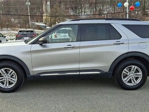 Certified 2021 Ford Explorer XLT w/ Equipment Group 202A image 5