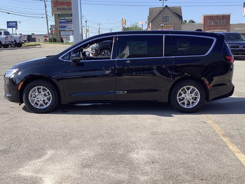 New 2027 Chrysler Pacifica Select FWD image 8