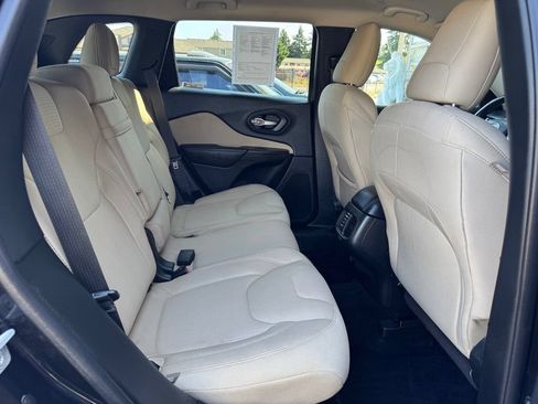 Used 2015 Jeep Cherokee Latitude w/ Cold Weather Group AWD/4WD image 19