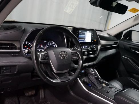 Used 2022 Toyota Highlander XLE FWD image 7