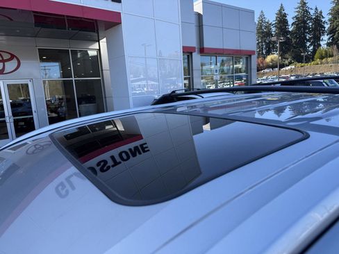 Used 2022 Toyota Highlander XLE image 9