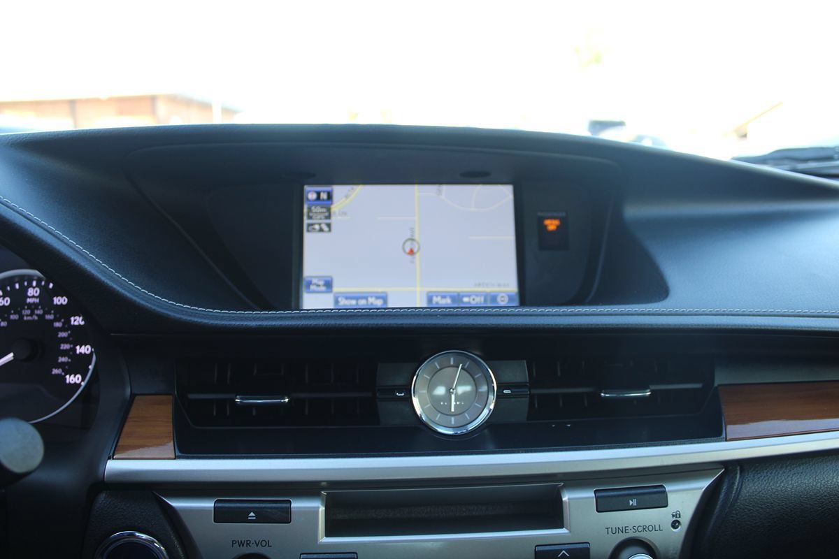 Used 2014 Lexus ES 300h w/ Luxury Package w/Bamboo Trim FWD image 29