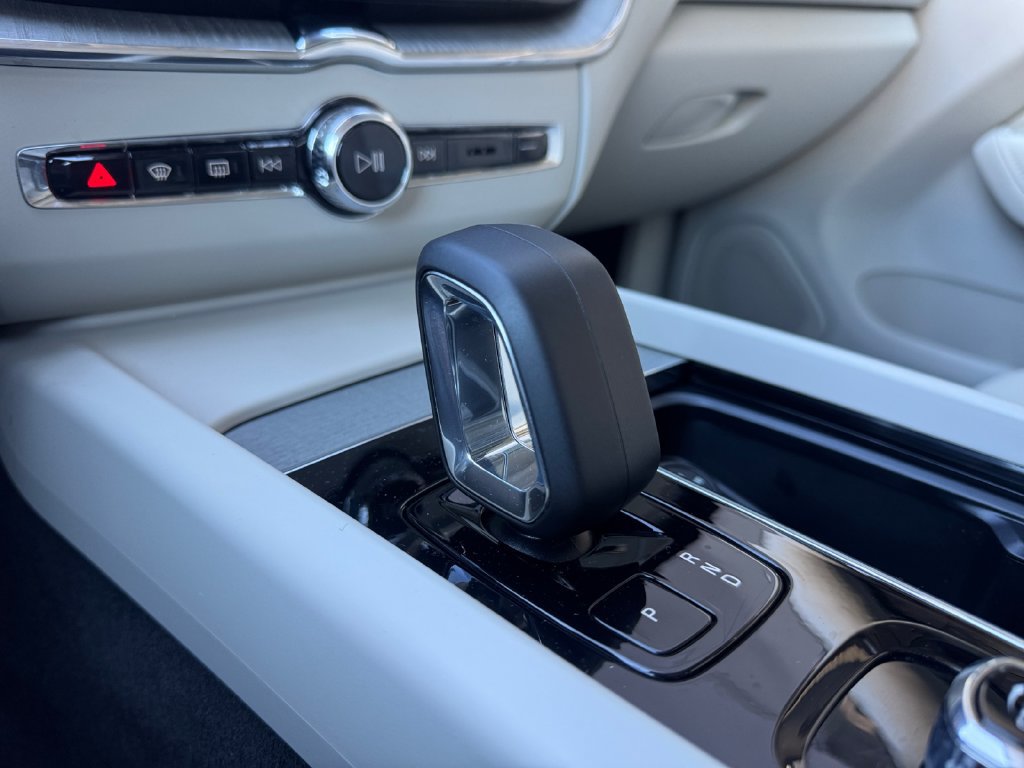 Certified 2024 Volvo XC60 B5 Plus w/ Climate Package AWD/4WD image 19
