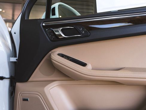 Certified 2026 Porsche Macan AWD/4WD image 32