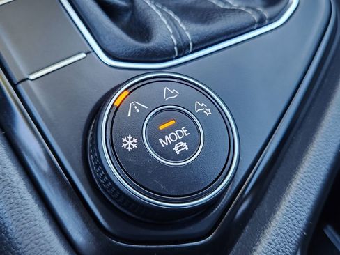 Certified 2024 Volkswagen Taos SE image 25