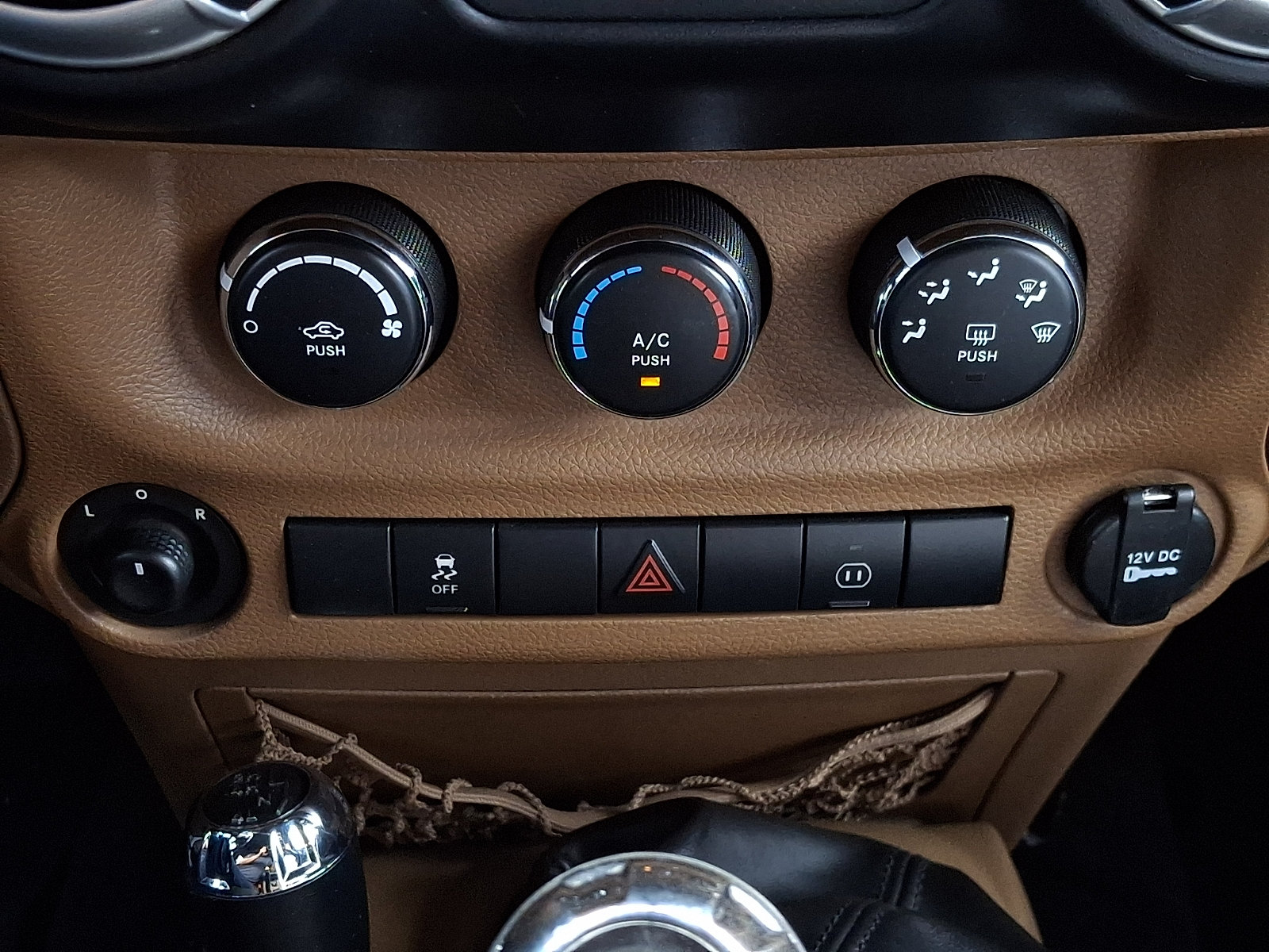 Used 2012 Jeep Wrangler Sahara w/ Connectivity Group AWD/4WD image 14