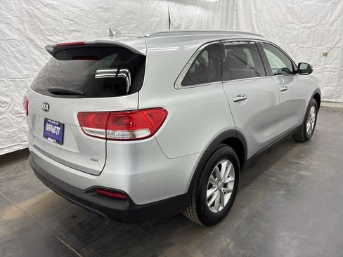 Used 2017 Kia Sorento AWD w/ LX Convenience Package image 3