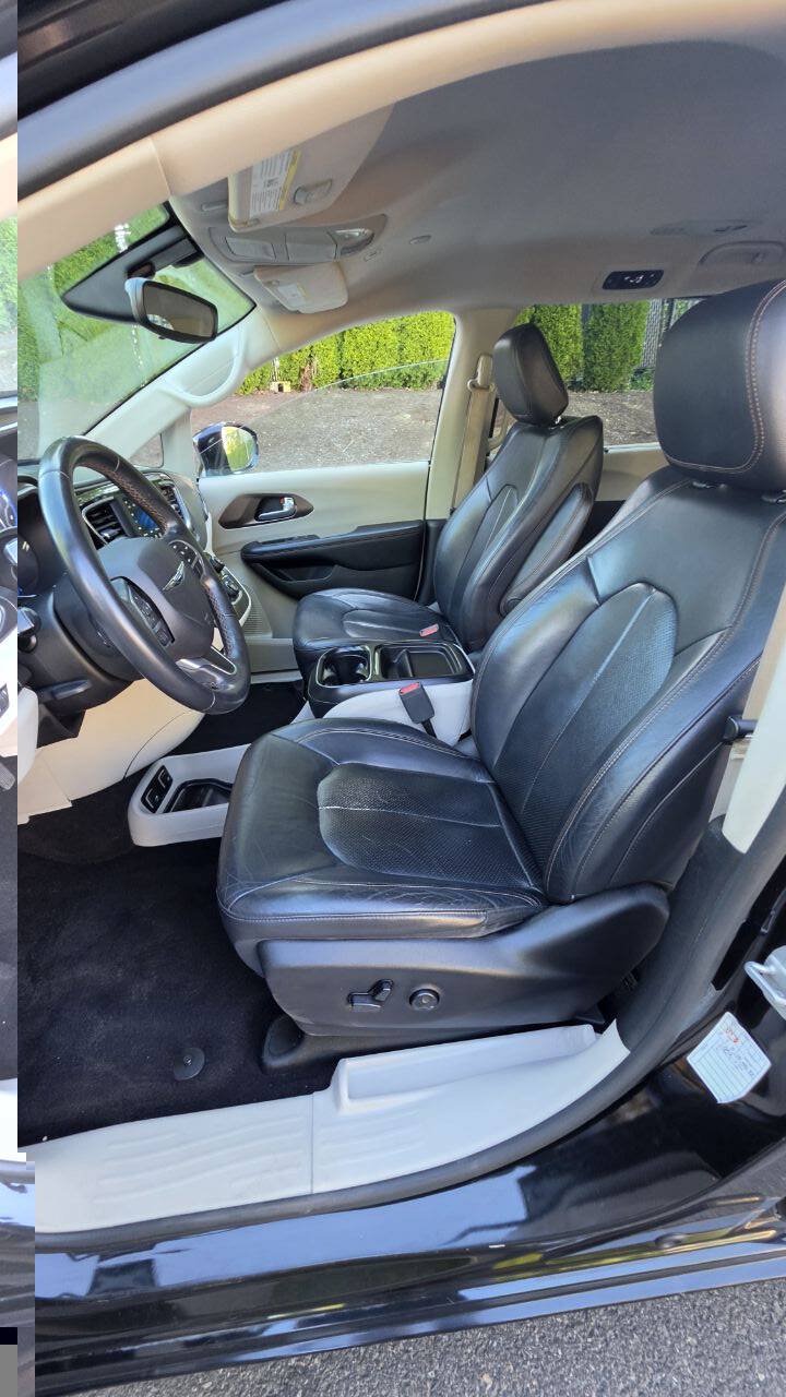 Used 2018 Chrysler Pacifica Touring-L FWD image 9