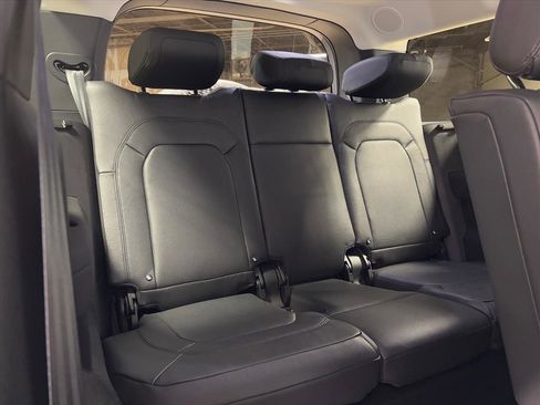 Used 2023 Land Rover Defender 130 SE image 45