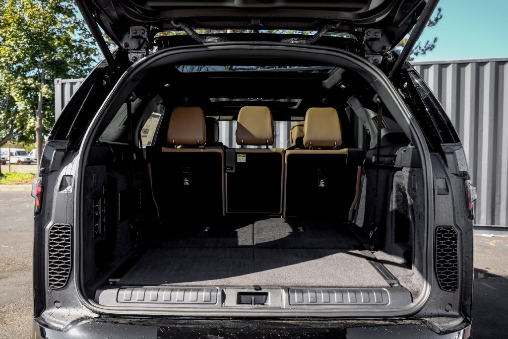 New 2026 Land Rover Discovery Limited Edition AWD/4WD image 8