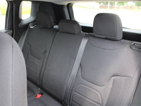 Used 2018 Jeep Renegade Latitude w/ Cold Weather Group AWD/4WD image 17