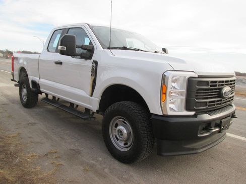 Used 2023 Ford F250 XL w/ FX4 Off-Road Package AWD/4WD image 6