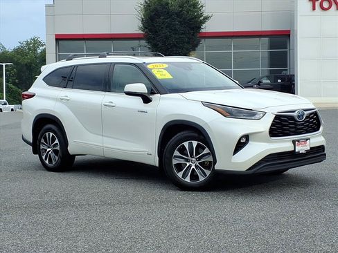 Used 2021 Toyota Highlander XLE AWD/4WD image 2