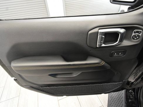 Used 2025 Jeep Wrangler Unlimited Sahara image 13