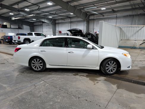 Used 2011 Toyota Avalon Limited image 2