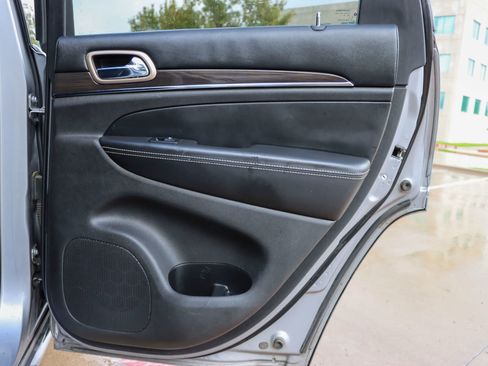 Used 2017 Jeep Grand Cherokee Overland image 10