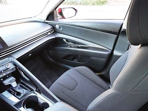 Certified 2025 Hyundai Elantra SEL image 20