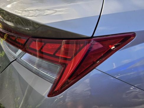 Used 2023 Hyundai Elantra Limited FWD image 7