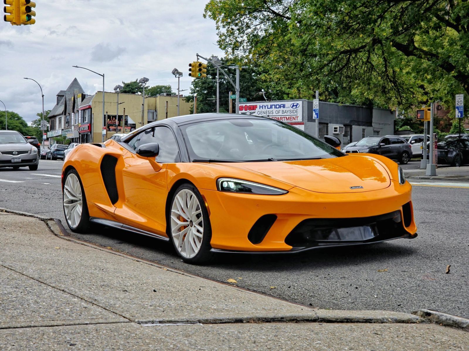 Used 2023 McLaren GT RWD image 3