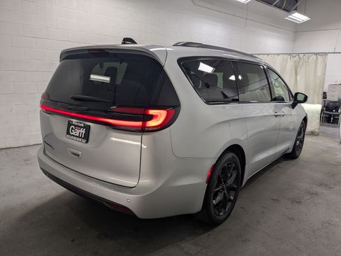 Used 2023 Chrysler Pacifica Touring-L w/ S Appearance Package FWD image 7