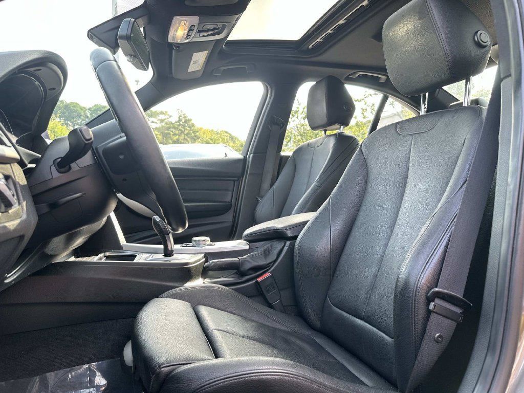 Used 2017 BMW 320i Sedan RWD image 21