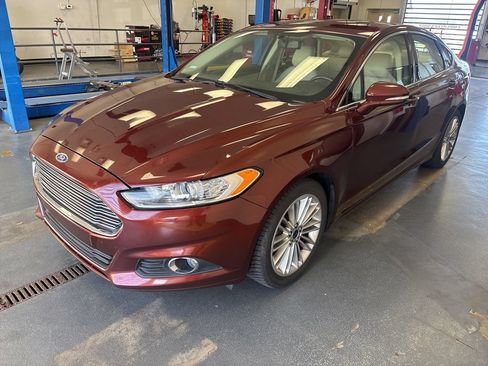 Used 2016 Ford Fusion SE w/ Equipment Group 202A FWD image 2