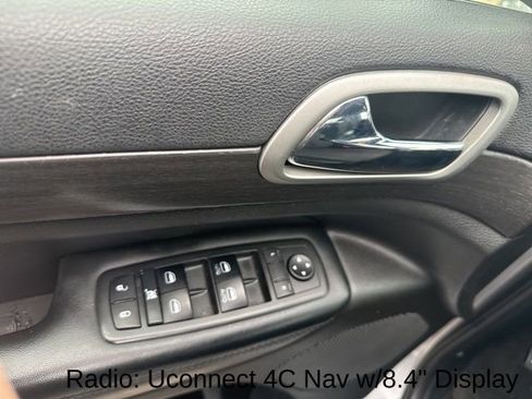 Used 2018 Jeep Grand Cherokee Laredo image 17