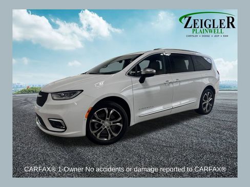 Used 2025 Chrysler Pacifica Pinnacle w/ Trailer Tow Group AWD/4WD image 1