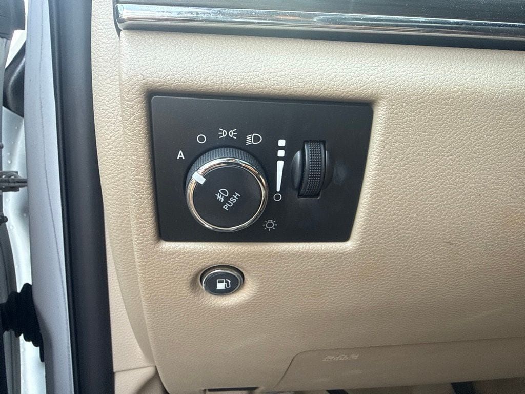 Used 2018 Jeep Grand Cherokee Overland AWD/4WD image 12