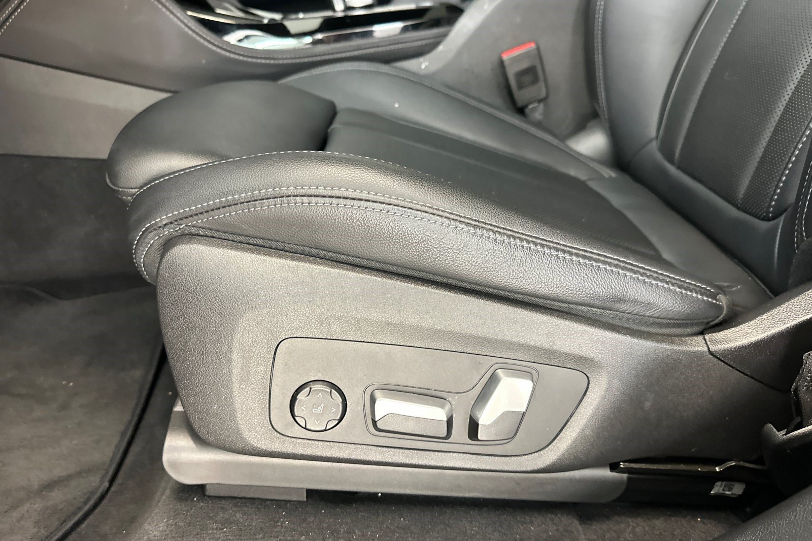 Used 2024 BMW X4 xDrive30i w/ Premium Package AWD/4WD image 14