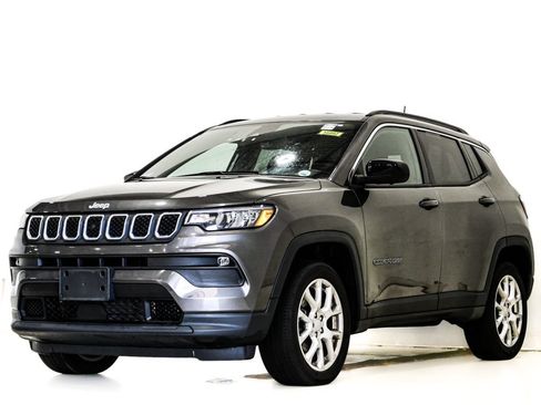 Used 2023 Jeep Compass Latitude AWD/4WD image 3