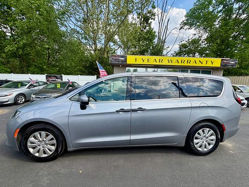 Used 2020 Chrysler Voyager L FWD image 5