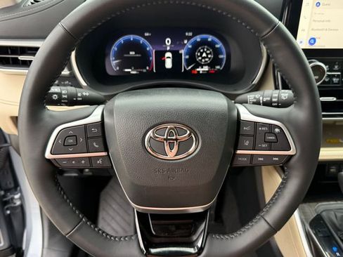 Used 2023 Toyota Highlander Platinum FWD image 16