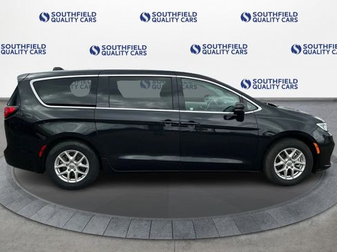 Used 2023 Chrysler Pacifica Touring-L FWD image 8