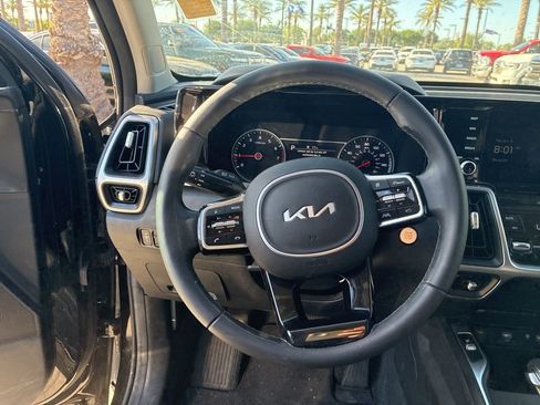 Used 2023 Kia Sorento S image 10