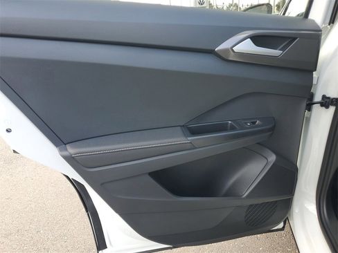 New 2026 Volkswagen Taos SE image 9