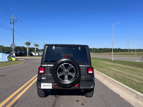 Used 2023 Jeep Wrangler Unlimited Sahara w/ Cold Weather Group AWD/4WD image 8