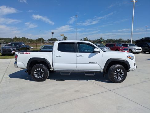 Certified 2023 Toyota Tacoma TRD Off-Road image 9
