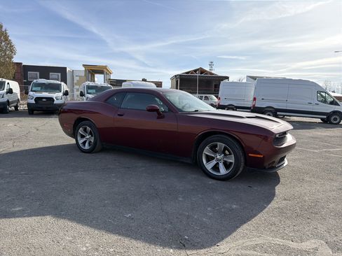 Used 2019 Dodge Challenger SXT image 3
