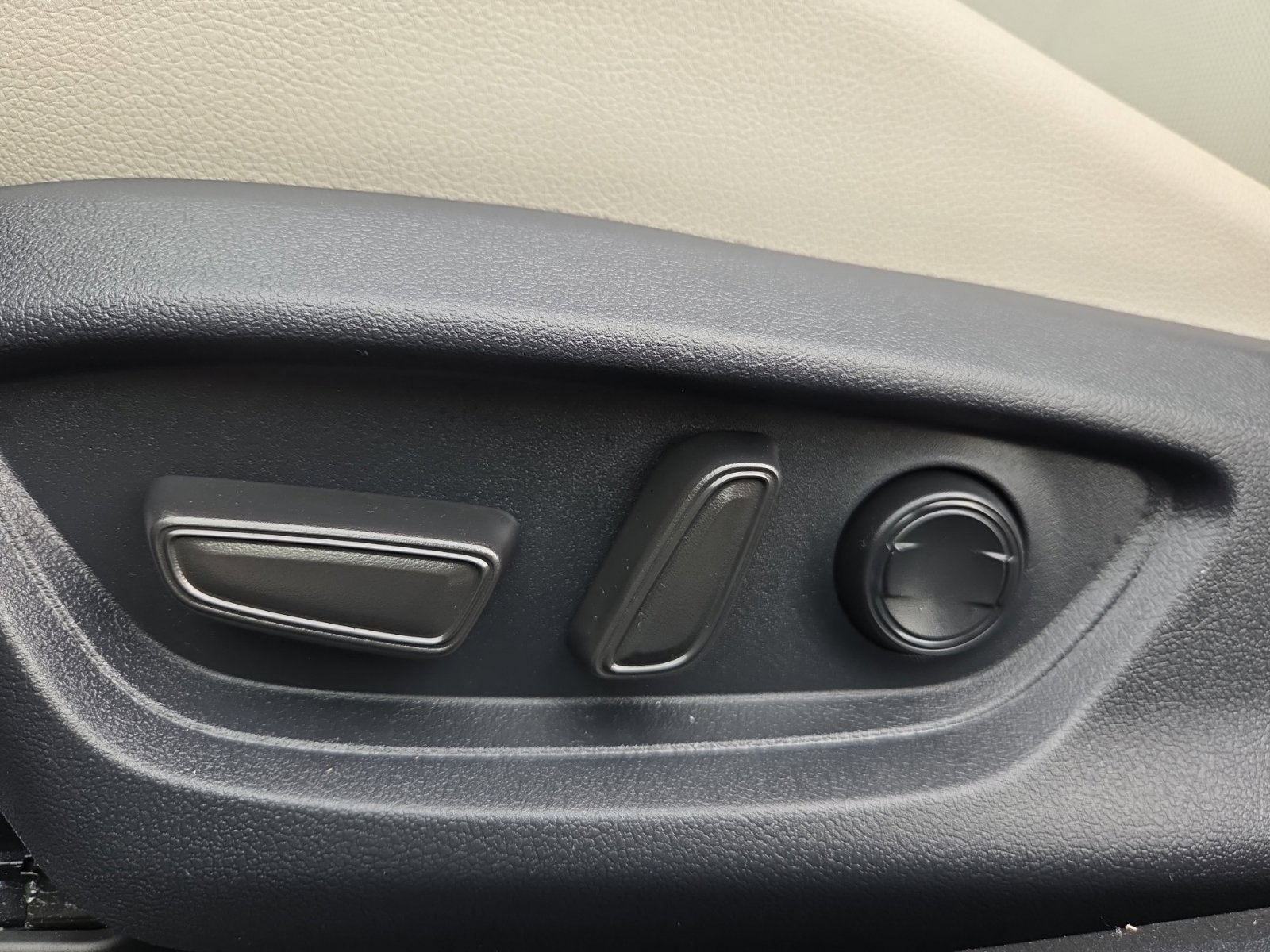 Used 2025 Toyota Camry XLE FWD image 19