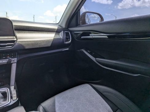 Used 2024 Kia Seltos EX FWD image 16